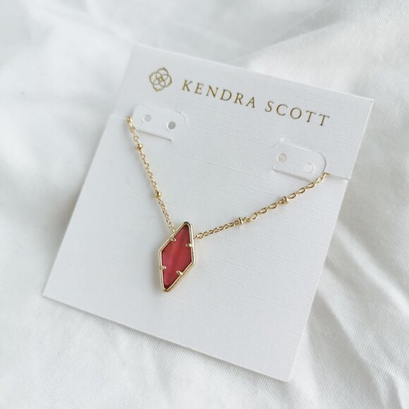 Kendra Scott Kinsley Raspberry Illusion Gold Short Pendant Necklace - Picture 1 of 5
